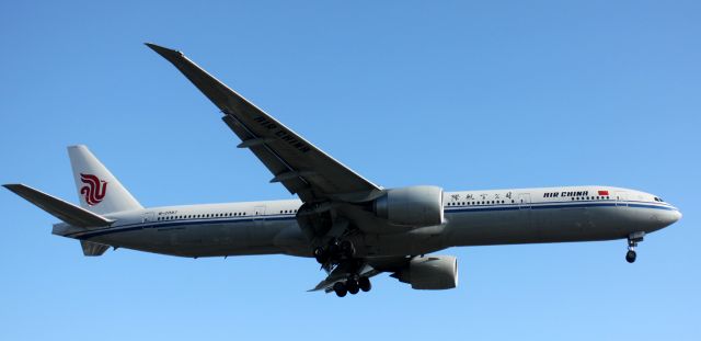 Boeing 777-200 (B-2087) - Arrival from PEK, 08-08-2012