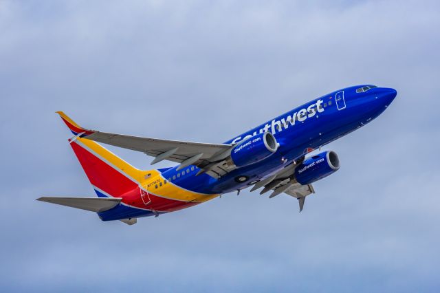 Boeing 737-700 (N7747C) - A Southwest Airlines 737-700 taking off from PHX on 3/1/23. Taken with a Canon R7 and Canon EF 100-400 L ii lens.