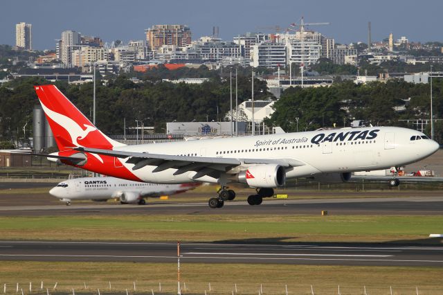 Airbus A330-200 (VH-EBM)
