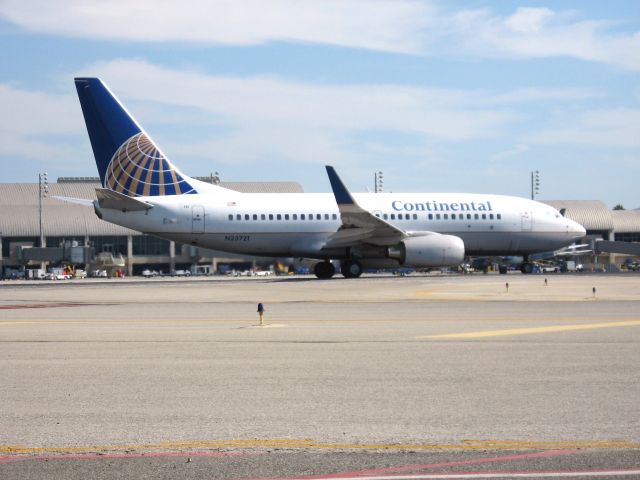 Boeing 737-700 (N23721) - Holding on RWY 19R