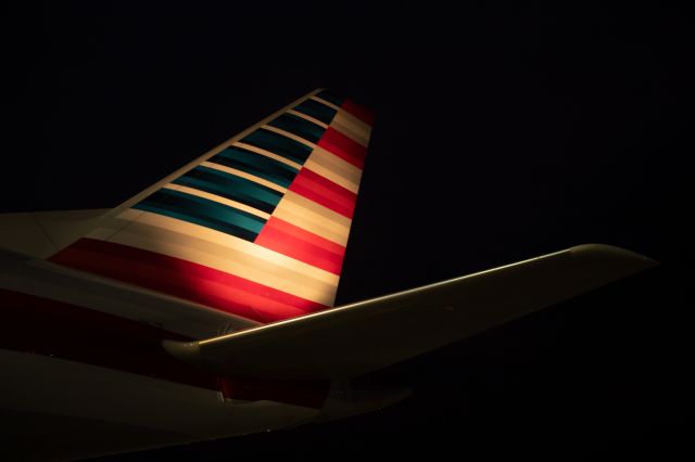Embraer 175 (N281NN)