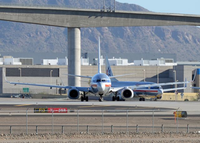 Boeing 737-800 (N932AN)