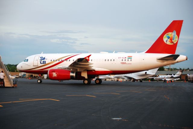 Airbus A319 (VT-VJM) - Dr. Vijay Mallya, owner of UB Group and Kingfisher Airlines, in Nashville for meetings at Vandervilt University.