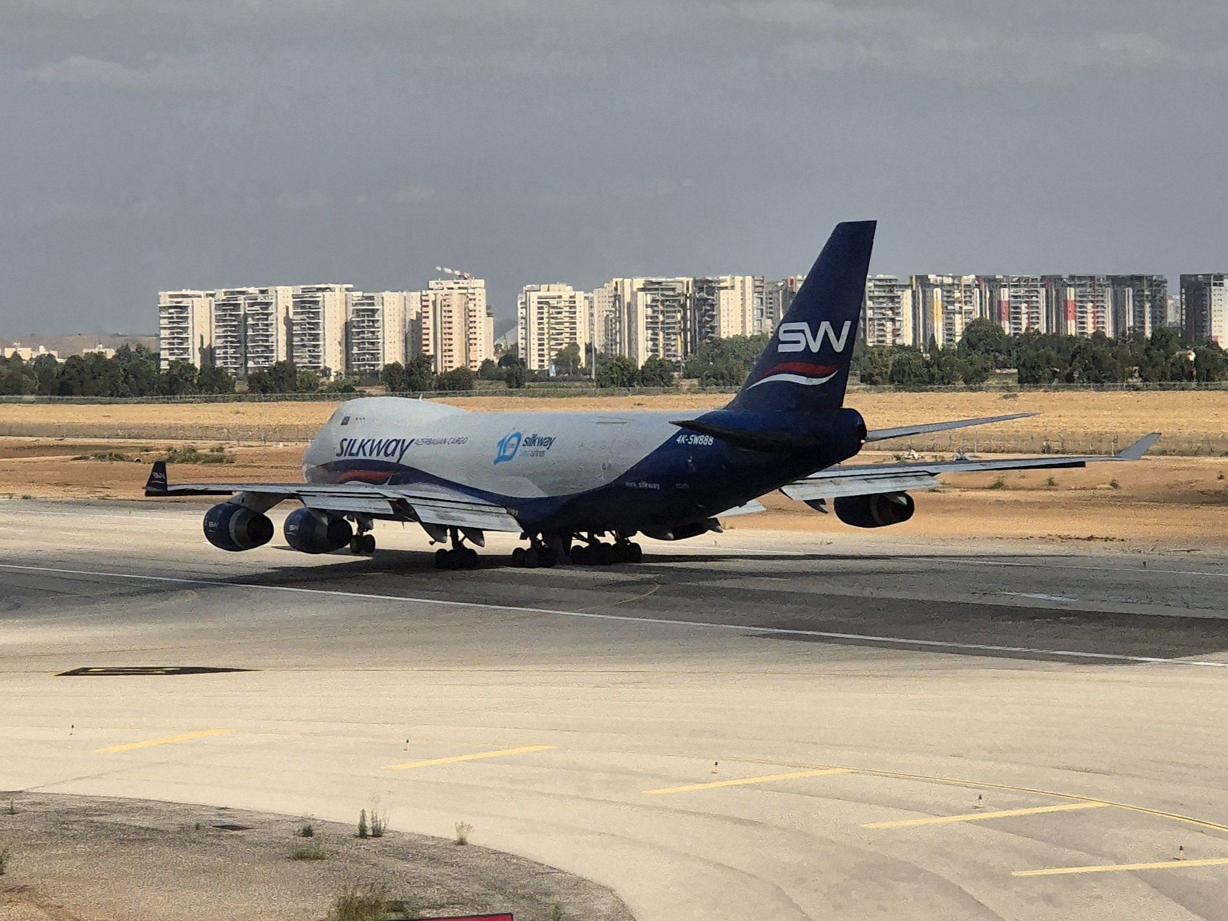 Boeing 747-400 (4K-SW888)