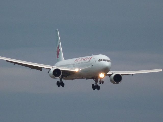 BOEING 767-300 (C-FMXC) - 889 on approach