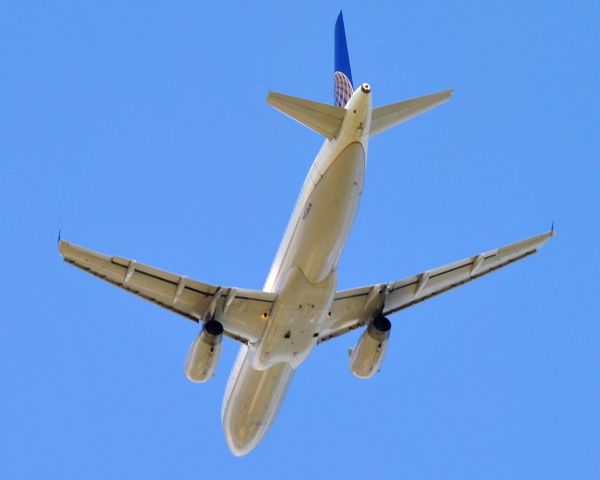 Airbus A320 (N456UA)