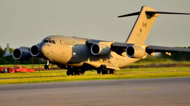 Boeing Globemaster III (17-7701) - Did a touch-and-go when the sun was already low in the western sky.