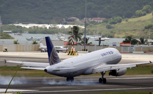 Airbus A320 (N407UA)