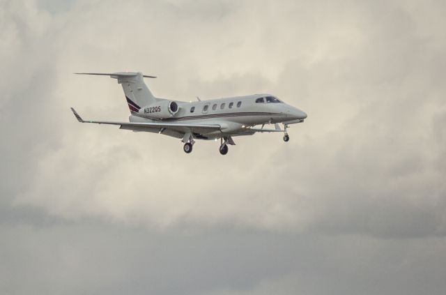 Embraer Phenom 300 (N322QS)