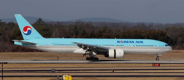 Boeing 777-200 (HL7721) - Rolling out on 1C after arriving from Seoul.