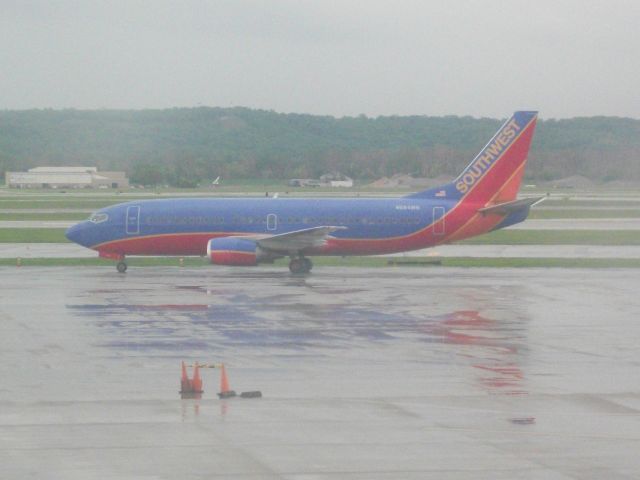 BOEING 737-300 (N684WN) - Southwest 1728 from Las Veges taxing on a rainy day (May 27,2013) to gate B18. 