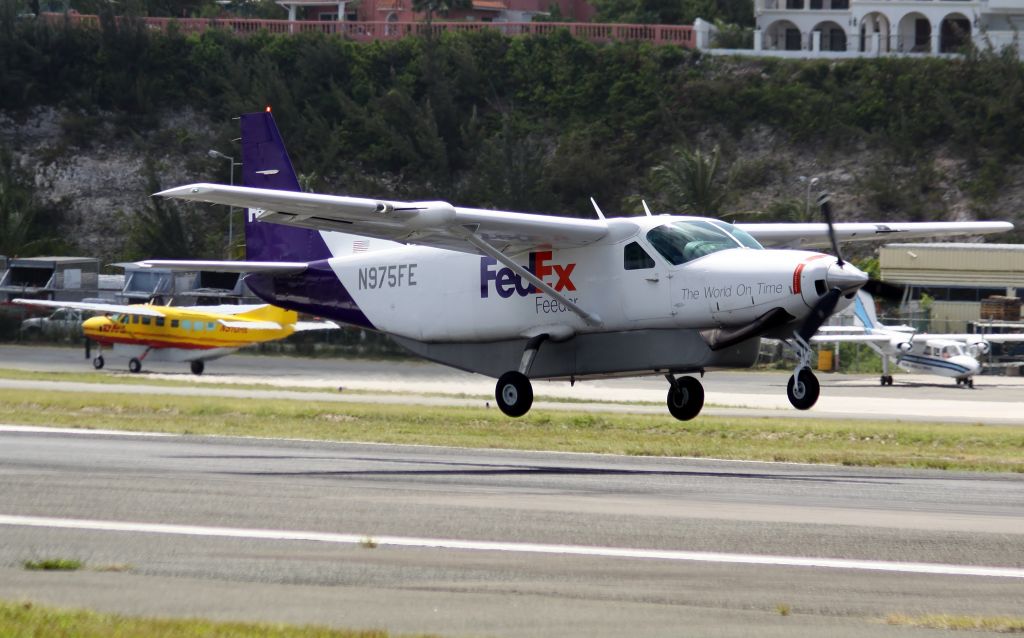 Cessna Caravan (N975FE)
