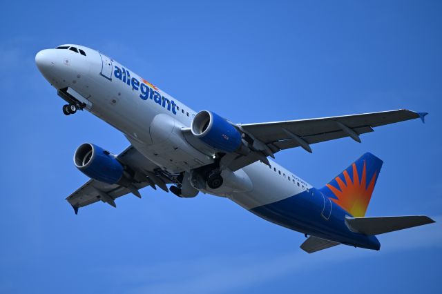 Airbus A320 (N229NV) - Takeoff from KSRQ March 29th 2025