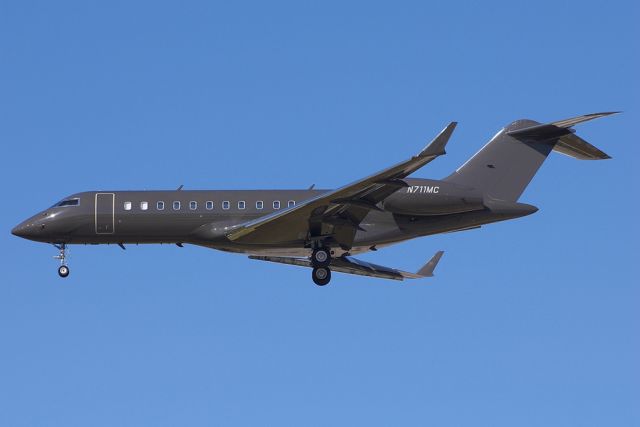 Bombardier Global Express (N711MC)