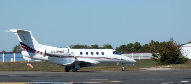 Embraer Phenom 300 (N409QS) - Taxiing for departure is this 2017 Embraer Phenom 300 in the Autumn of 2022.