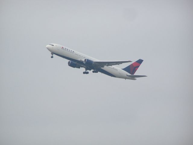 N121DE — - April 21, 2012 - from the 9th floor balcony of the Best Western in Hapeville.