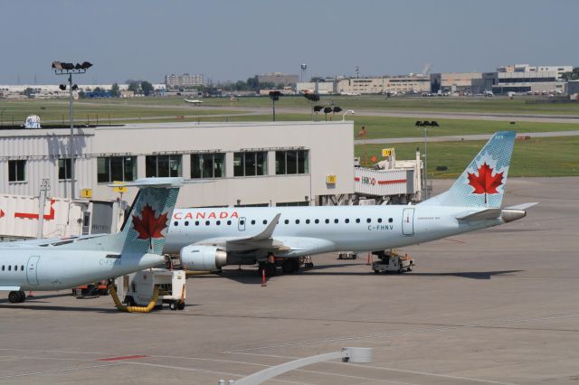 Embraer ERJ-190 (C-FHNV) - Getting ready to leave for Calgary