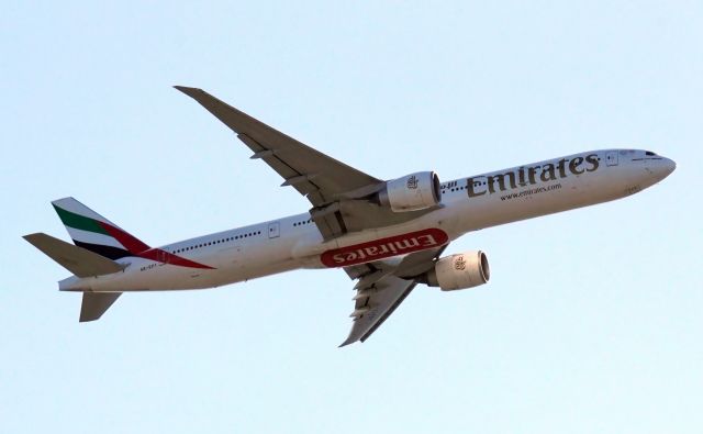 BOEING 777-300 (A6-EPT) - On final over Flower Mound, Texas