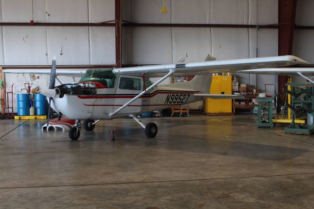 Cessna Skyhawk (N99527) - DSU08 getting worked on the day before I flew it and it broke again.