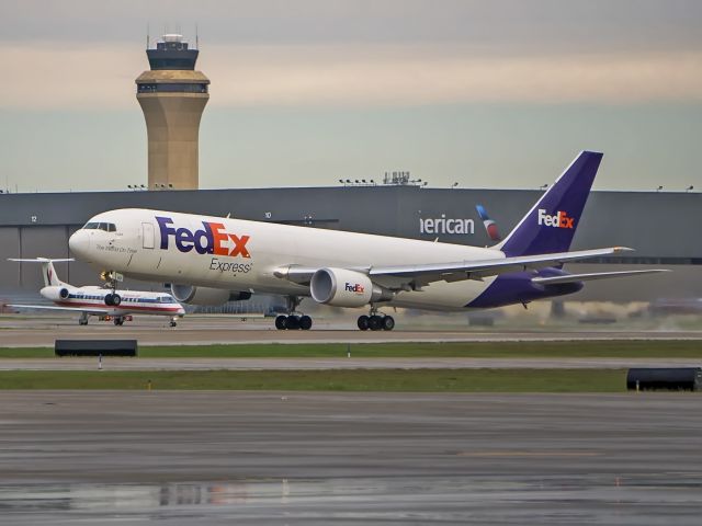 BOEING 767-300 (N117FE)