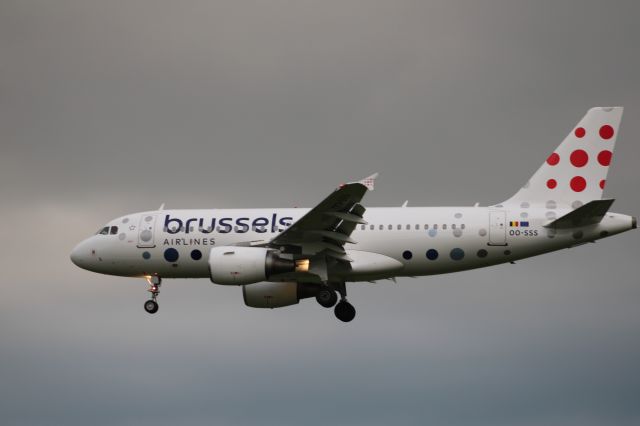 Airbus A319 (OO-SSS) - Spotting platform 07R/25L