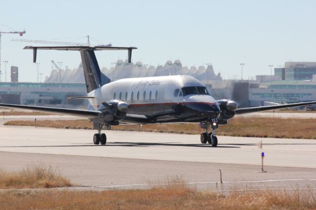 Beechcraft 1900 (N153GL) - Taxiing out to runway 8 for take off.