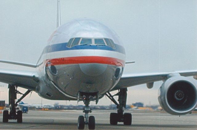 Boeing 777-200 —