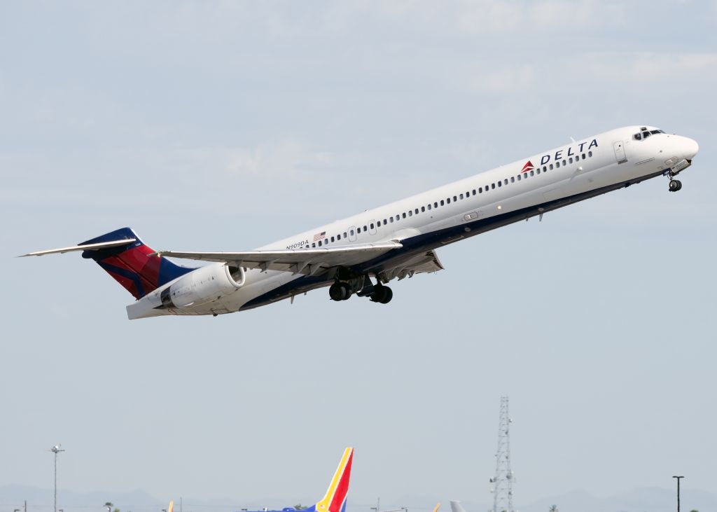 McDonnell Douglas MD-90 (N909DA)