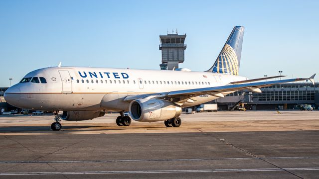 Airbus A320 (N845UA)