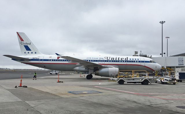 Airbus A320 (N475UA)