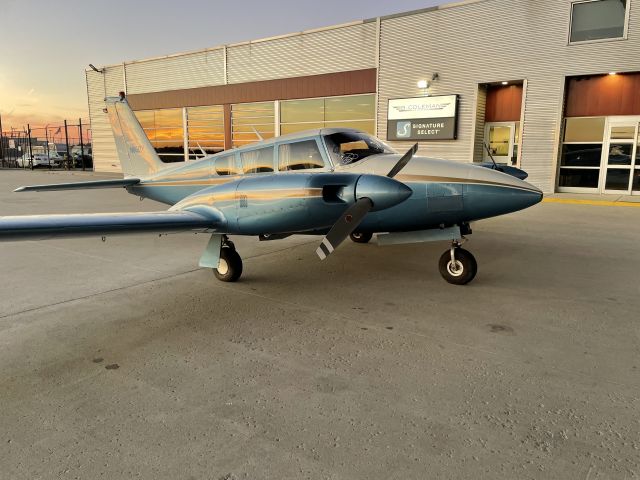 Piper PA-30 Twin Comanche (N8817Y)