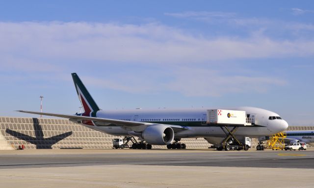 Boeing 777-200 (EI-ISO) - Alitalia Boeing 777-243(ER) EI-ISO Ex I-DISO in Rome Fiumicino Airport