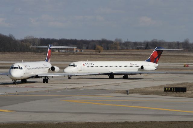 McDonnell Douglas MD-88 (N600TR) - March 27, 2011 - MD-88 mate at Detroit 