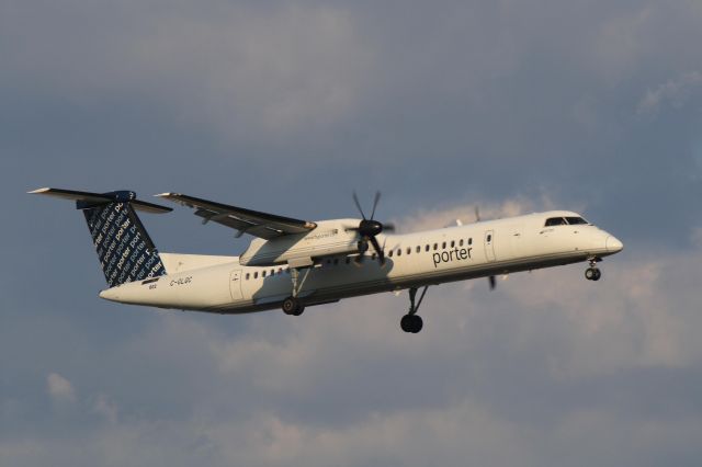 de Havilland Dash 8-400 (C-GLQC)