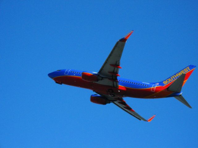 Boeing 737-700 (N730SW) - Taking off from RWY 1L