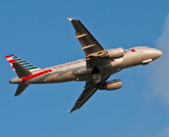 Airbus A319 (N700UW)