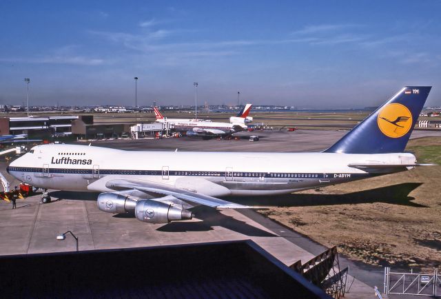 Boeing 747-200 (D-ABYM) - LUFTHANSA - BOEING 747-230BM - REG : D-ABYM (CN 21588/342) - KINGSFORD SMITH SYDNEY NSW. AUSTRALIA - YSSY 29/6/1988