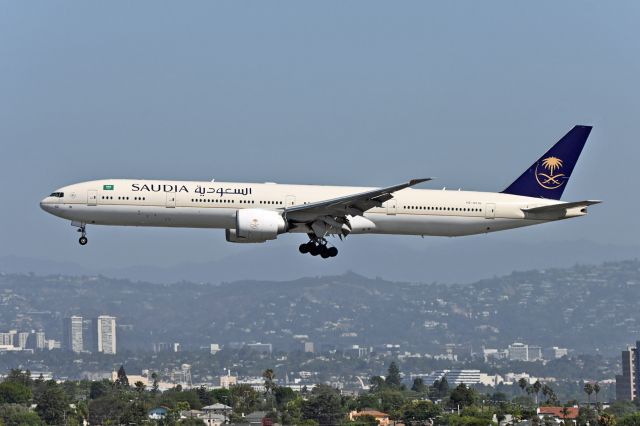 BOEING 777-300 (HZ-AK42)