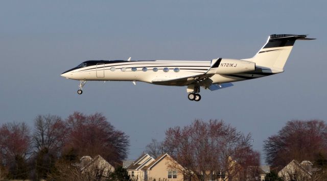 Gulfstream Aerospace Gulfstream V (N721KJ) - On final is this 2010 Gulfstream G550 in the Spring of 2019. 