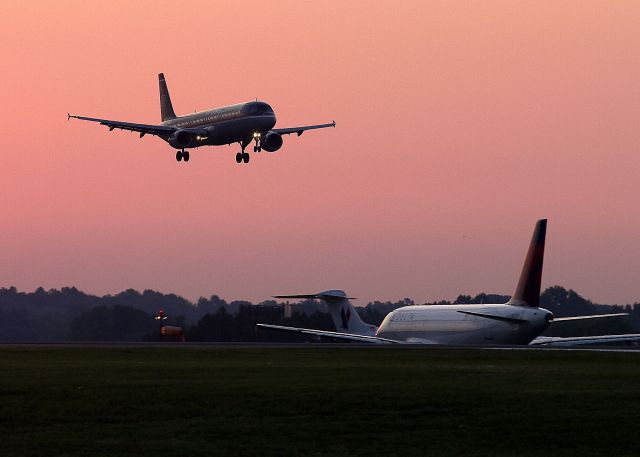 Airbus A321 — - Sunrise arrival on runway 5, Charlotte, North Carolina USA