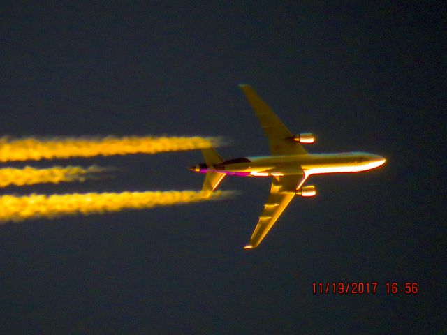 Boeing MD-11 (N572FE)