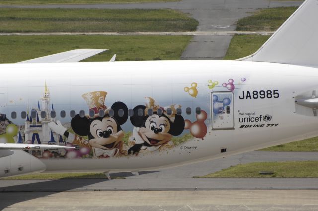 Boeing 777-200 (JA8985) - Visit at Haneda Intl Airport on 2013/04/10 "No1 JAL Happiness Express c/s"