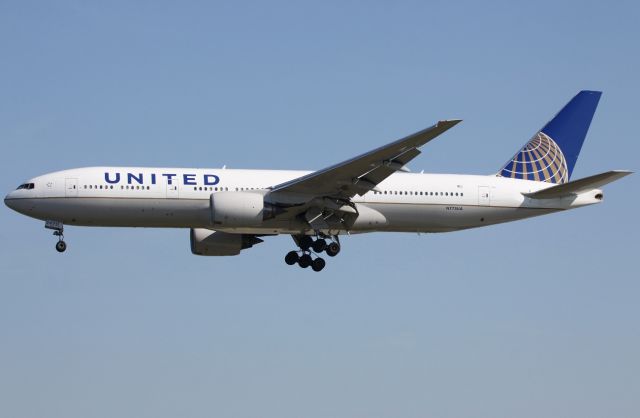 Boeing 777-200 (N775UA)