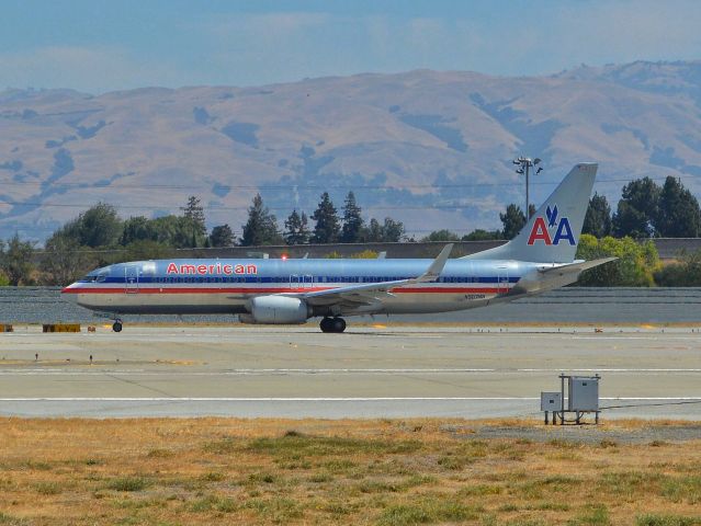 Boeing 737-800 (N907NN)