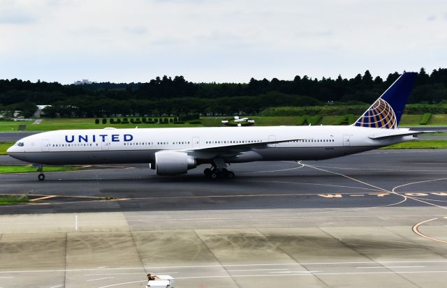 BOEING 777-300ER (N2639U)