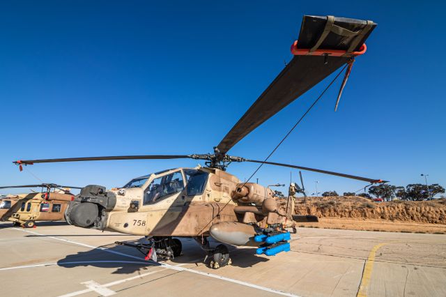 Boeing Longbow Apache (N758)