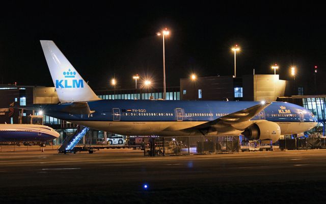 Boeing 777-200 (PH-BQO) - klm b777-200er ph-bqo on a medical diversion to shannon this evening while enroute from amsterdam to atlanta 12/3/16.