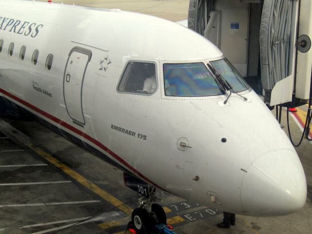 Embraer 175 (N101HQ)