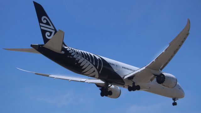 Boeing 787-8 (ZK-NZL) - ANZ on short final for 25R 