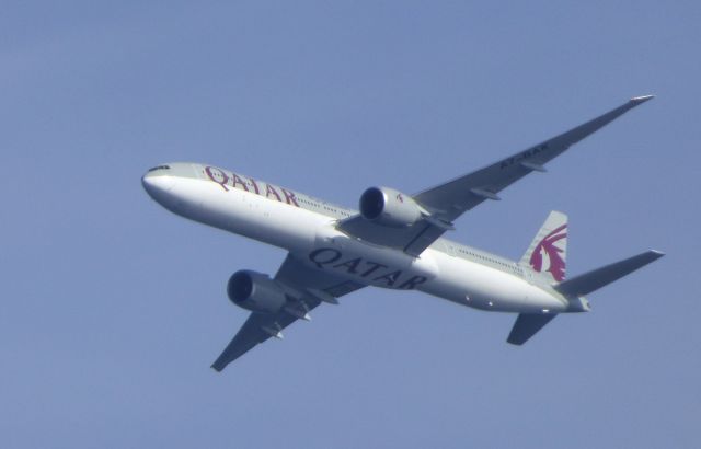 BOEING 777-300ER (A7-BAK) - Shown here is an Qatar Air Boeing 777-300 a few minutes until landing in the Autumn of 2016.